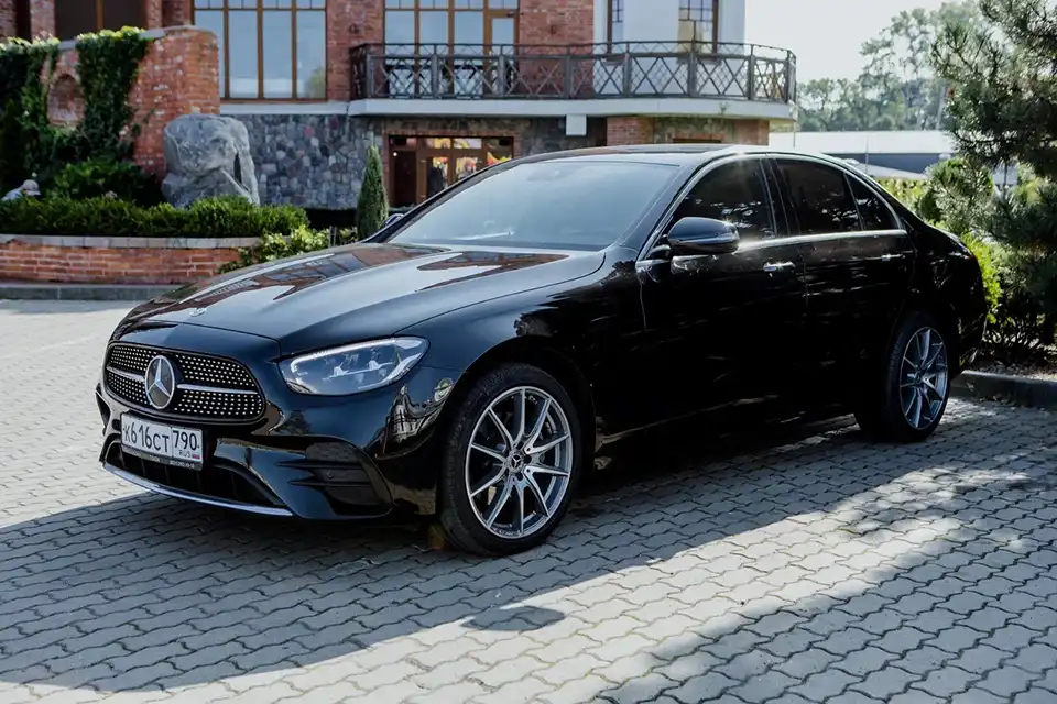 Mercedes-Benz E-Class в аренду: бизнес-класс для вашего комфорта