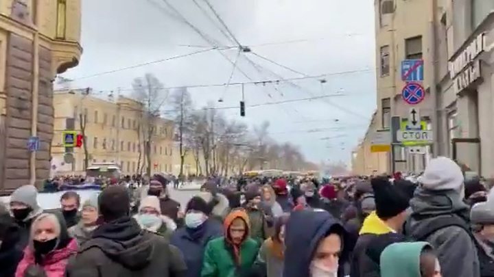 В Санкт-Петербурге продлили антиковидные ограничения - Новости на Вести.ru