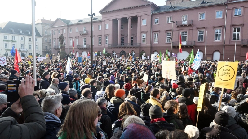 В Германии около 20 тысяч человек вышли на акцию протеста против партии АдГ