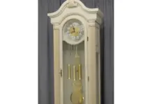 Напольные часы в интерьере: элегантность и статус