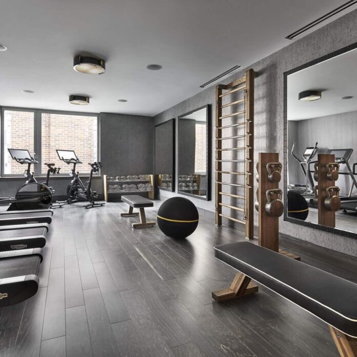 Как выбрать зеркало для спортзала: главные критерии и особенности установки