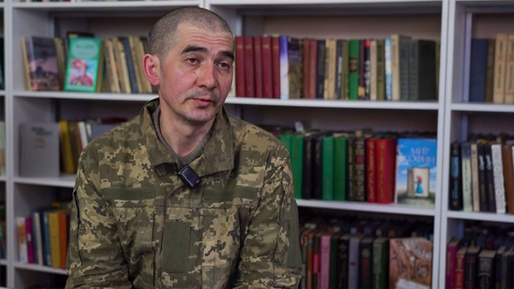Психически нездорового украинца отправили служить в ВСУ снайпером - Новости на Вести.ru