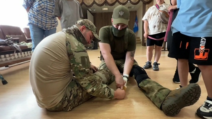 Военные организовали занятия по тактической медицине для жителей Курской области - Новости на Вести.ru