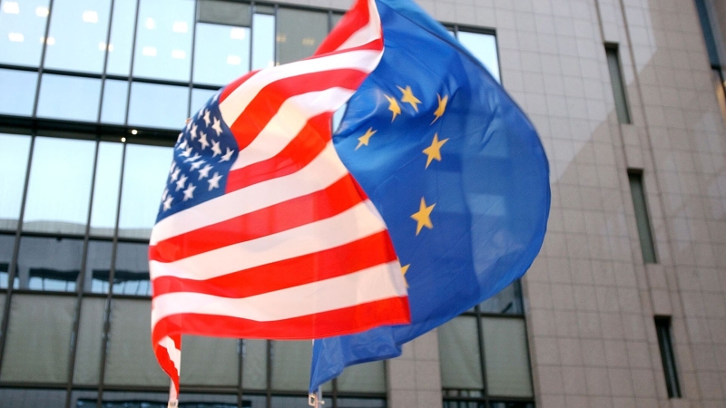 Торговая сделка ЕС и США показывает слабость Европы, заявили в ЕП