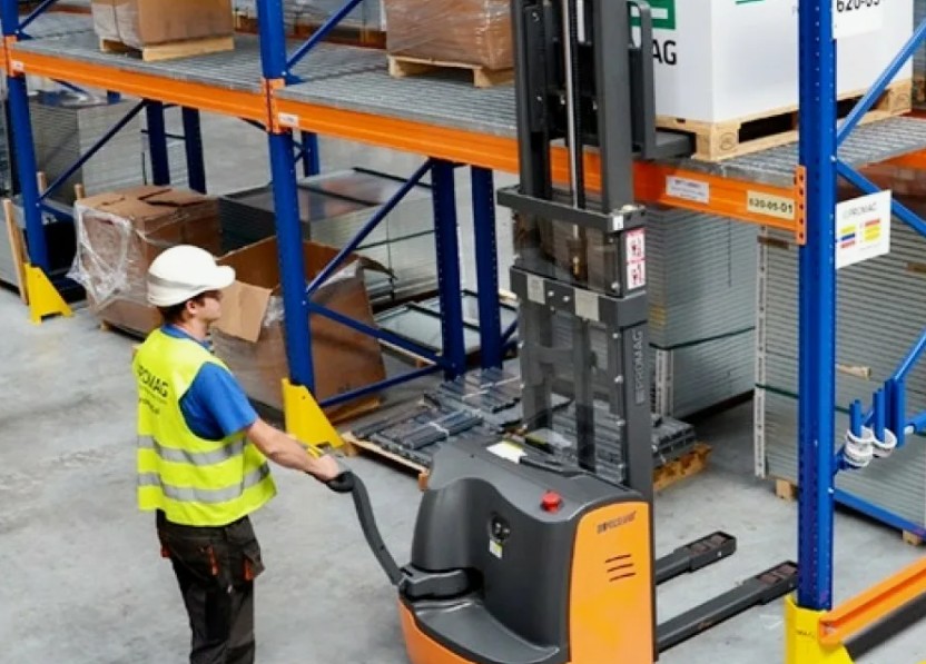 Самоходные штабелеры: современное решение для эффективного складирования