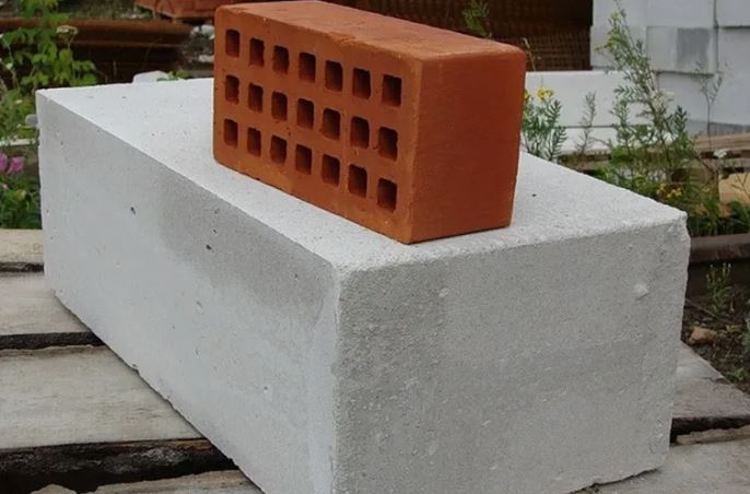 Кирпич или газоблок: честное сравнение материалов для строительства надежного частного дома