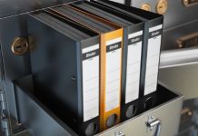 Организация архивного хранения: роль тубуса для бумаги в документообороте