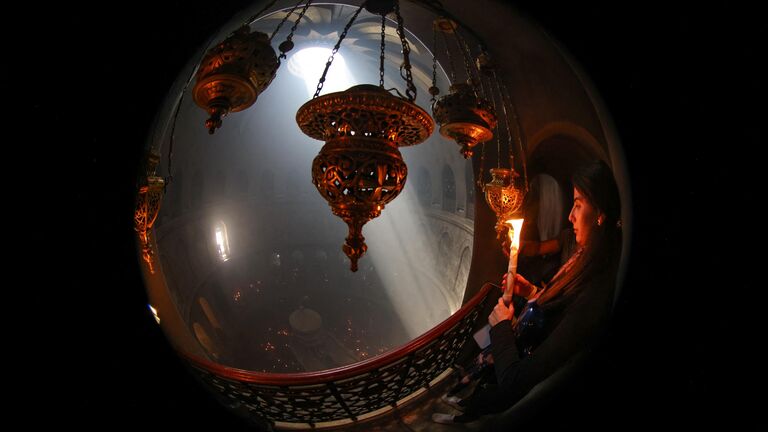 Схождение Благодатного огня 2025: когда проходит, значение для верующих