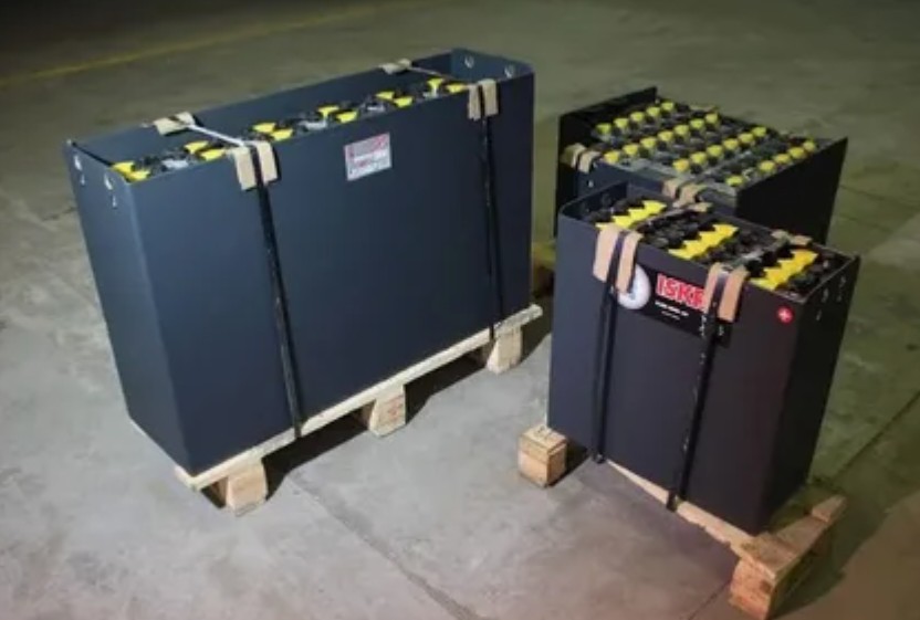 Как работают литиевые тяговые аккумуляторы в складской технике: технический обзор