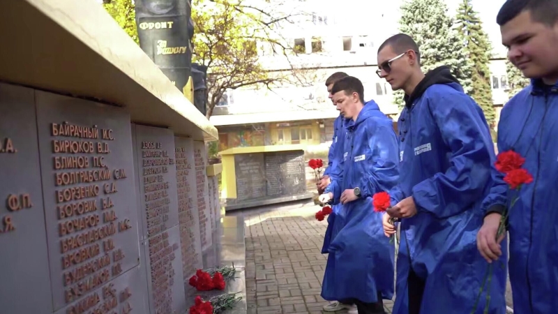 Активисты "Молодой гвардии" почтили память погибших журналистов