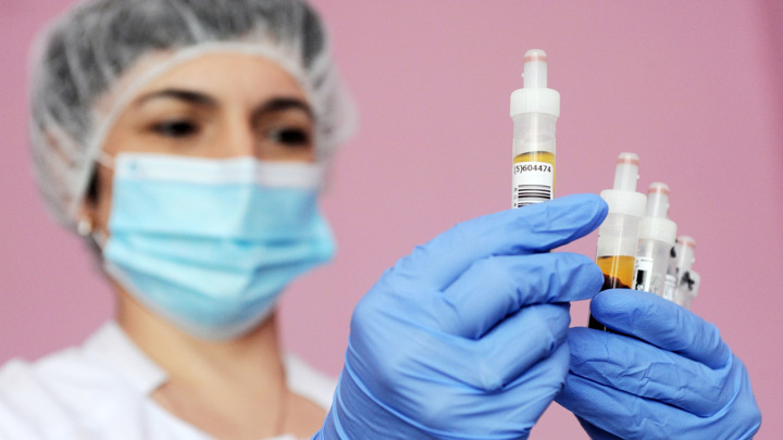 Боли в животе были у калужанки с самым долгим случаем заболевания ковидом в мире - Новости на Вести.ru