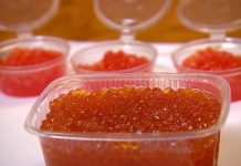 Эксперт Ильяшенко: россияне рискуют здоровьем при покупке красной икры с рук — Новости на Вести.ru