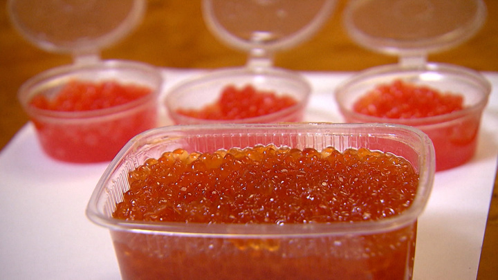 Эксперт Ильяшенко: россияне рискуют здоровьем при покупке красной икры с рук — Новости на Вести.ru