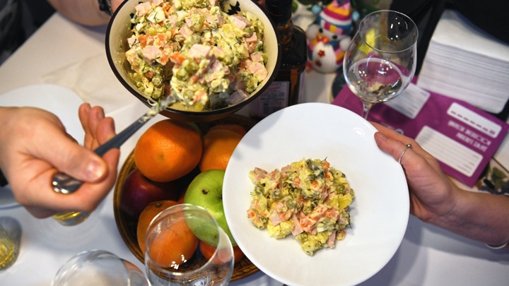 Гастроэнтеролог рассказал, сколько оливье можно съесть без вреда для здоровья - Новости на Вести.ru