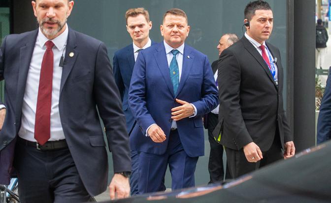 Меняем сумасшедшего клоуна на недалекого генерала: Зачем британцы двигают Залужного