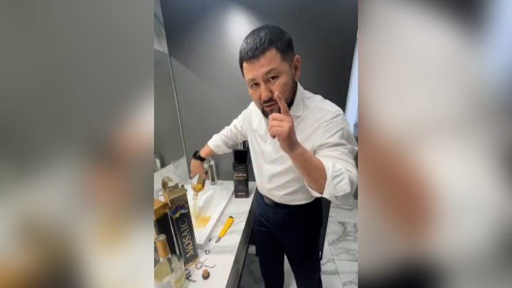 Мэр Якутска вылил подарочный алкоголь, призвав дарить книги и заниматься спортом - Новости на Вести.ru