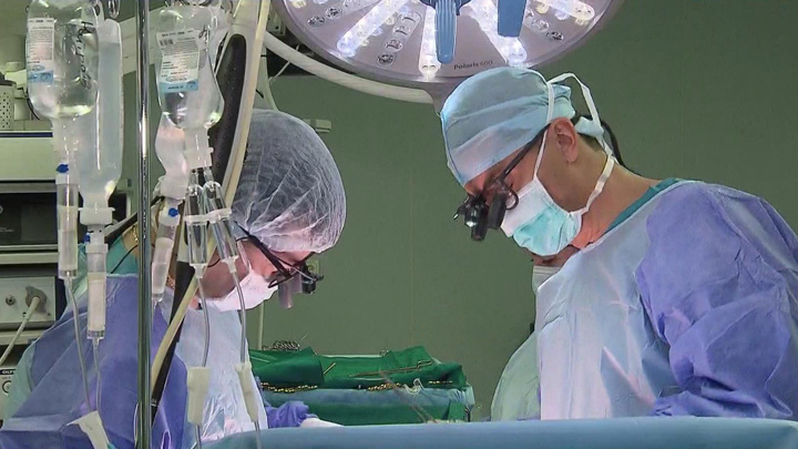 Опухоль яичника размером с футбольный мяч удалили врачи в Приморье - Новости на Вести.ru