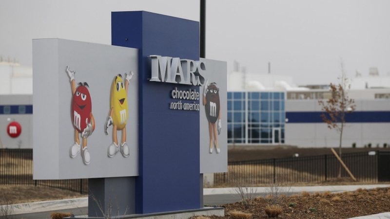 Продавцы магазинов в Лондоне объяснили, как к ним попал Snickers из России