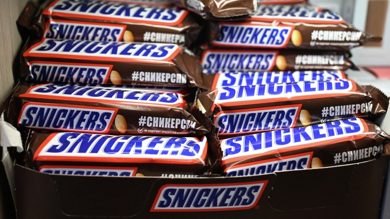 Продавцы магазинов в Лондоне объяснили, как к ним попал Snickers из России