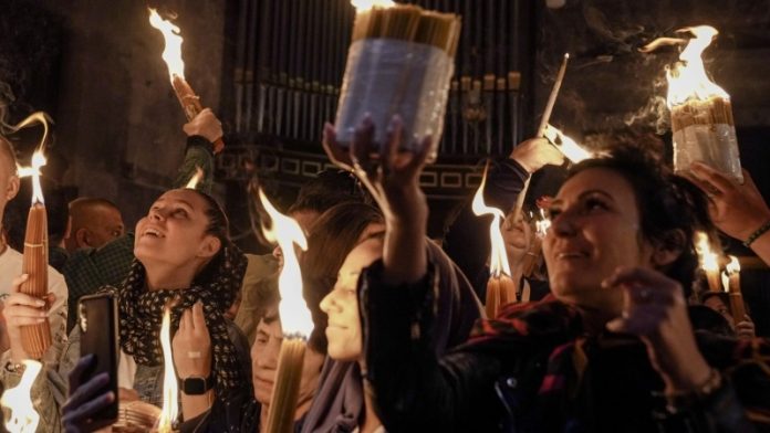 Схождение Благодатного огня 2025: когда проходит, значение для верующих