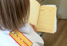 СК завел дело после нападения на журналистов на тренинге психолога в Москве — Новости на Вести.ru