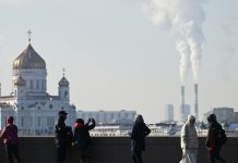 Сотням тысяч жителей Москвы закрыли выезд из России, рассказали приставы