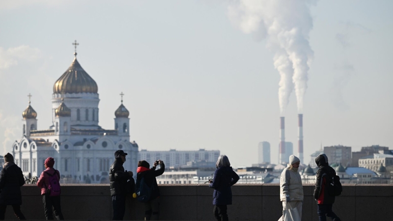 Сотням тысяч жителей Москвы закрыли выезд из России, рассказали приставы