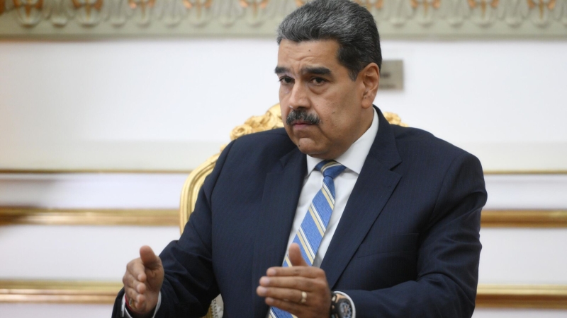 США перебрасывают вооружение к Венесуэле для нанесения ударов, пишет WSJ