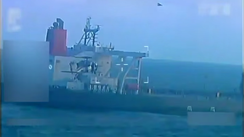 США перебрасывают вооружение к Венесуэле для нанесения ударов, пишет WSJ