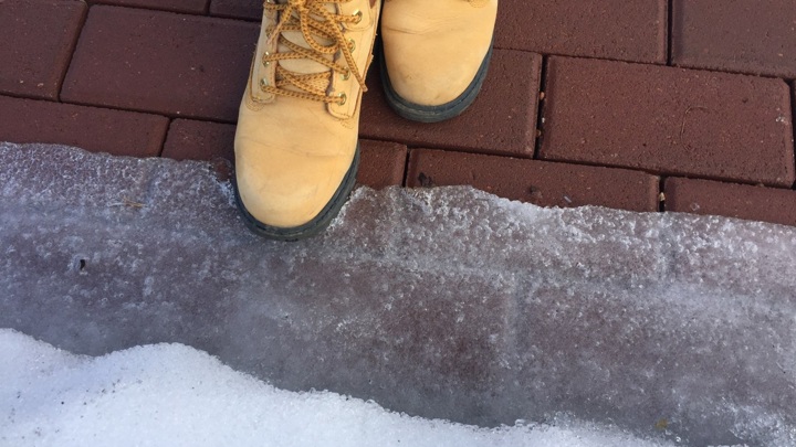 Терапевт Кондрахин рассказал, как минимизировать травмы при падении в гололед — Новости на Вести.ru