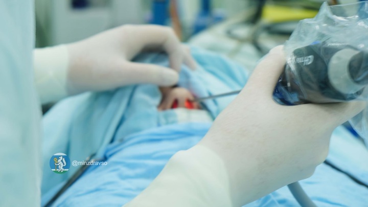 Уральские хирурги без разрезов через нос удалили опухоль черепа у девушки — Новости на Вести.ru