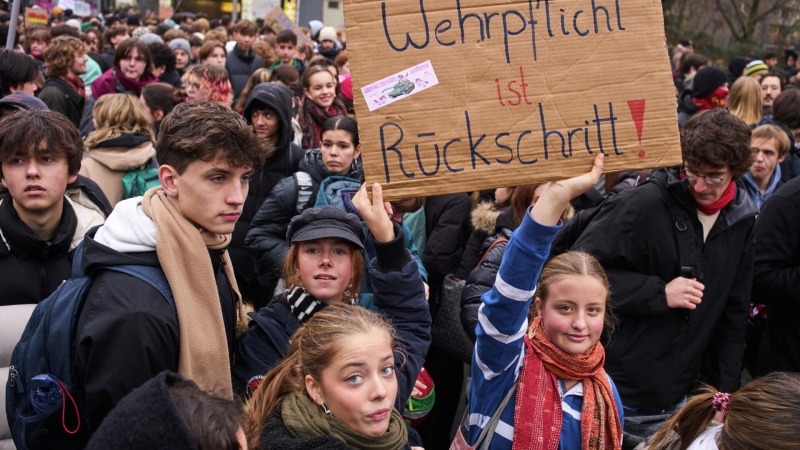 Вагенкнехт призвала не допустить принятия закона о военной службе в ФРГ