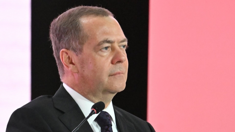 Цифровизация госуслуг в России продолжит расширяться, заявил Медведев