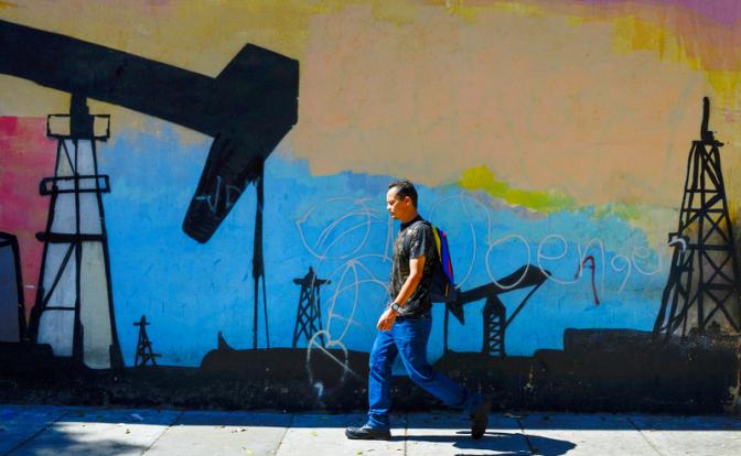 Клаудио Реста: Проблема Трампа в том, что спецназ &laquo;Дельта&raquo;, схвативший Мадуро, нефтедоллару не поможет