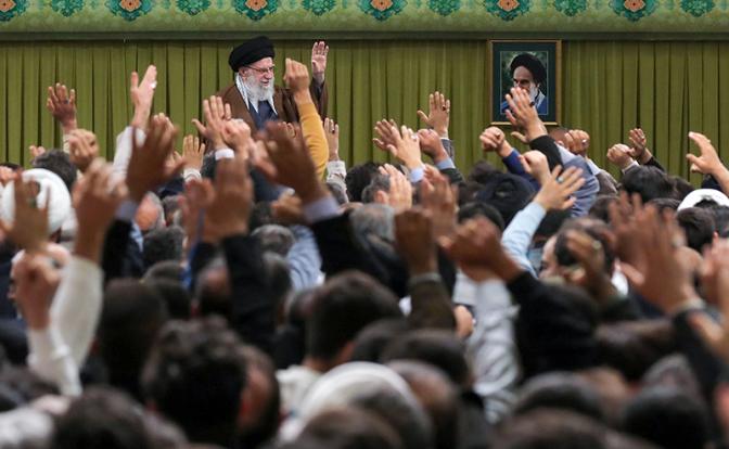 «Лидер Ирана изготовился для бегства в Россию»: Times опять застукали со спущенными штанами