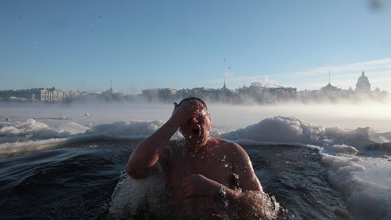 Монах-реаниматолог рассказал, кому нельзя купаться в Крещение