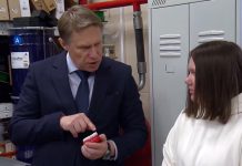 Мурашко исполнил мечту девушки, которая интересуется медицинской кибернетикой — Новости на Вести.ru