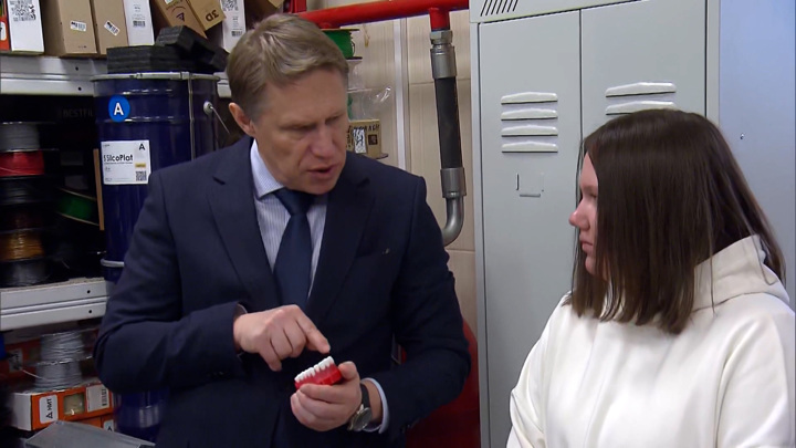 Мурашко исполнил мечту девушки, которая интересуется медицинской кибернетикой - Новости на Вести.ru