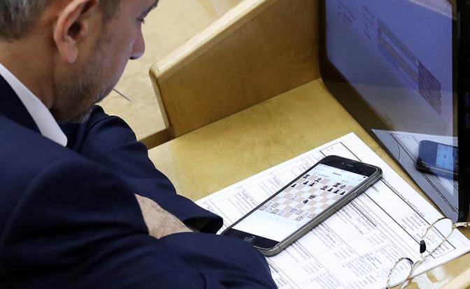 Опасный фотовзгляд: Кадры, снятые во время заседаний Госдумы, возмутили Вячеслава Володина