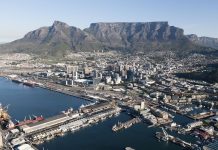 СМИ: флаг России над крепостью в Кейптауне вызвал удивление жителей