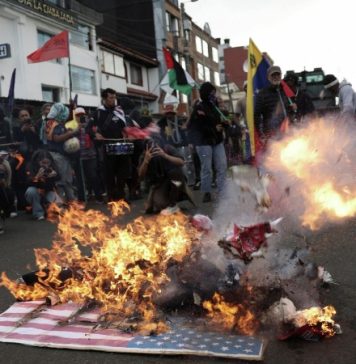 Сотни колумбийцев провели акцию протеста против похищения Мадуро