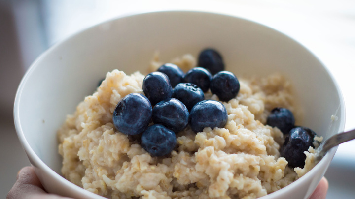 Каша на воде, бульон, рыба названы продуктами, которые помогут при простуде - Новости на Вести.ru