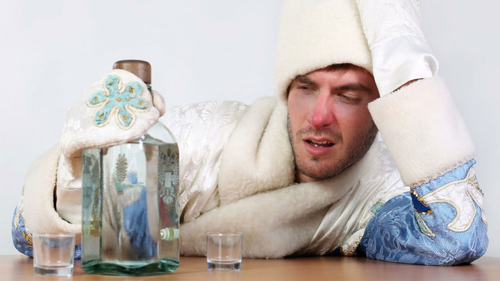 Нарколог Холдин: потребление алкоголя в мороз увеличивает риск переохлаждения — Новости на Вести.ru