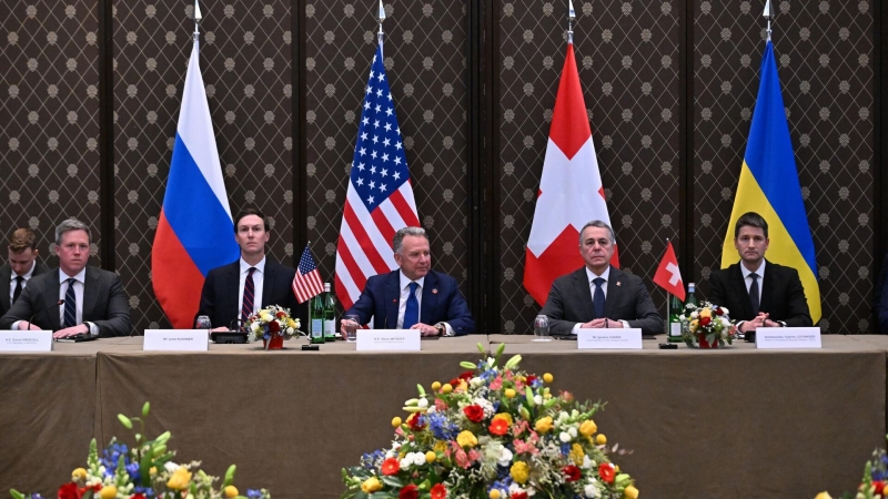 В отеле InterContinental угостили кофе журналистов, которые ждут переговоры